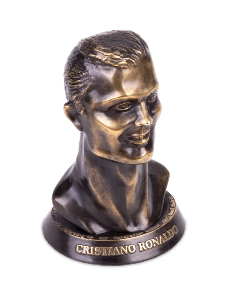 Popiersie Cristiano Ronaldo El Bicho, replika słynnej rzeźby z Madery, widok od przodu